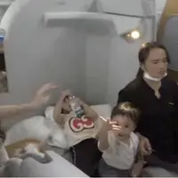 Momo Geisha bersama anak dan suaminya baru saja menikmati liburan ke beberapa negara. Saat kembali ke Tanah Air, Istri pengusaha Nicola Reza Samudra itu juga mengajak baby sitter anak keduanya duduk di First Class. [Youtube/Momo Youtube Channel]