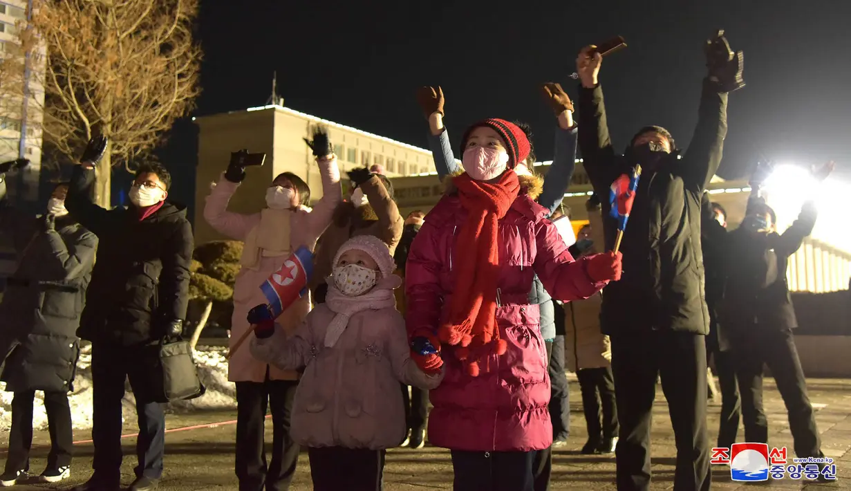 Warga Pyongyang menonton kembang api selama perayaan 80 tahun kelahiran Kim Jong Il, di Pyongyang (16/2/2022). Ulang tahun Kim Jong Il merupakan hari libur besar yang disebut Hari Bintang Cemerlang di Korea Utara. (AFP/KCNA Via KNS/STR)