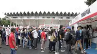 Sejumlah suporter mengantre tiket di Istora Senayan, Jakarta, Minggu (28/1/2018). Renovasi Istora Senayan ini untuk menyambut Asian Games 2018 Indonesia. (Bola.com/M Iqbal Ichsan)