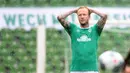 Pemain Werder Bremen, Philipp Bargfrede, tampak kecewa usai ditaklukkan Wolfsburg pada laga Bundesliga di Weserstadion Minggu (7/6/2020). Werder Bremen takluk 0-1 dari Wolfsburg. (AFP/Patrik Stollarz)