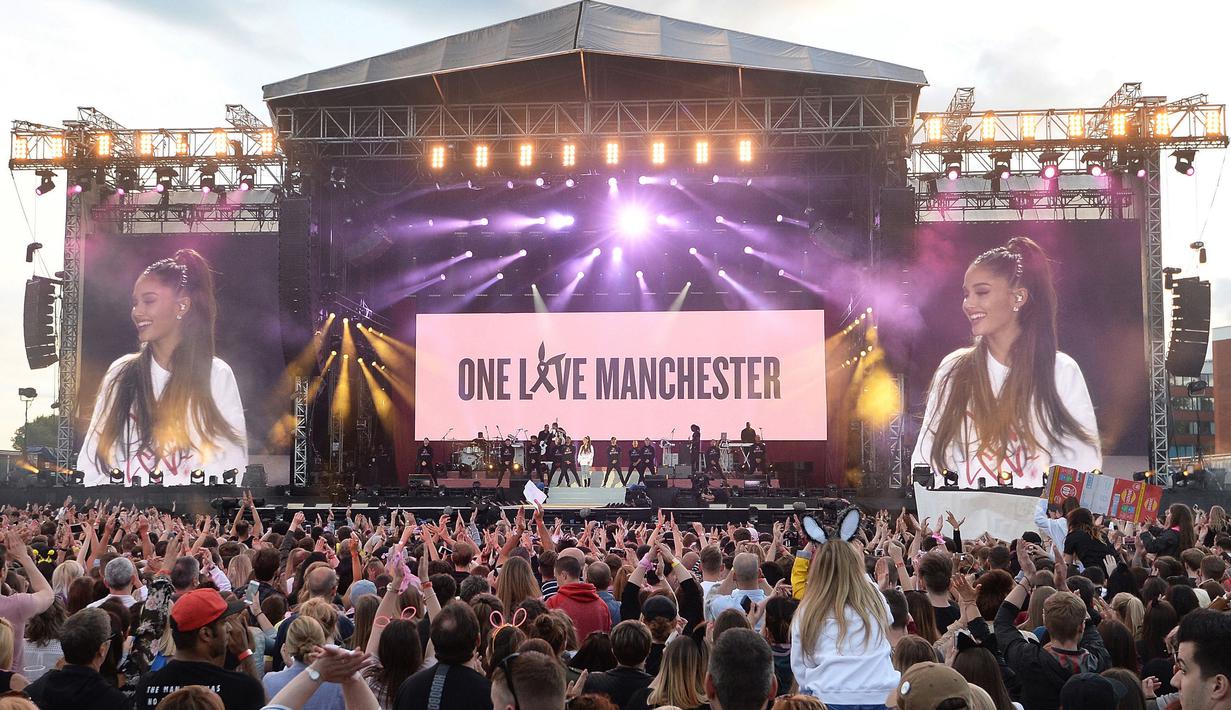 Penyanyi Ariana Grande menggelar konser amal bertajuk "One Love Manchester" di Manchester, Minggu (4/6). Bersama sejumlah musisi, Ariana Grande mengumpulkan uang bagi para korban ledakan pada akhir konsernya yang terjadi 22 Mei silam. (Dave Hogan via AP)