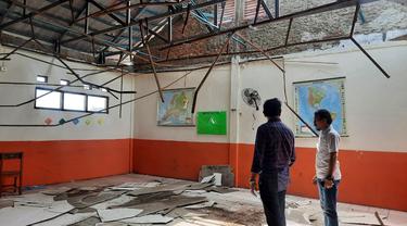 Wakil Ketua DPRD Kota Depok meninjau bangunan SDN Pancoran Mas 3 yang rusak akibat diterjang angin puting beliung. (Liputan6.com/Dicky Agung Prihanto)