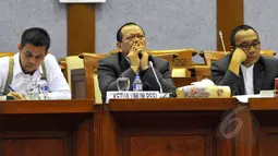 Ketum PSSI La Nyala Matalitti (tengah) beserta Wakilnya Hinca Panjaitan (kiri) saat menemui Komisi X DPR di Kompleks Parlemen, Jakarta, Senin (20/4/2015). PSSI mengadu kepada DPR mengenai pembekuan organisasinya. (Liputan6.com/Andrian M Tunay)