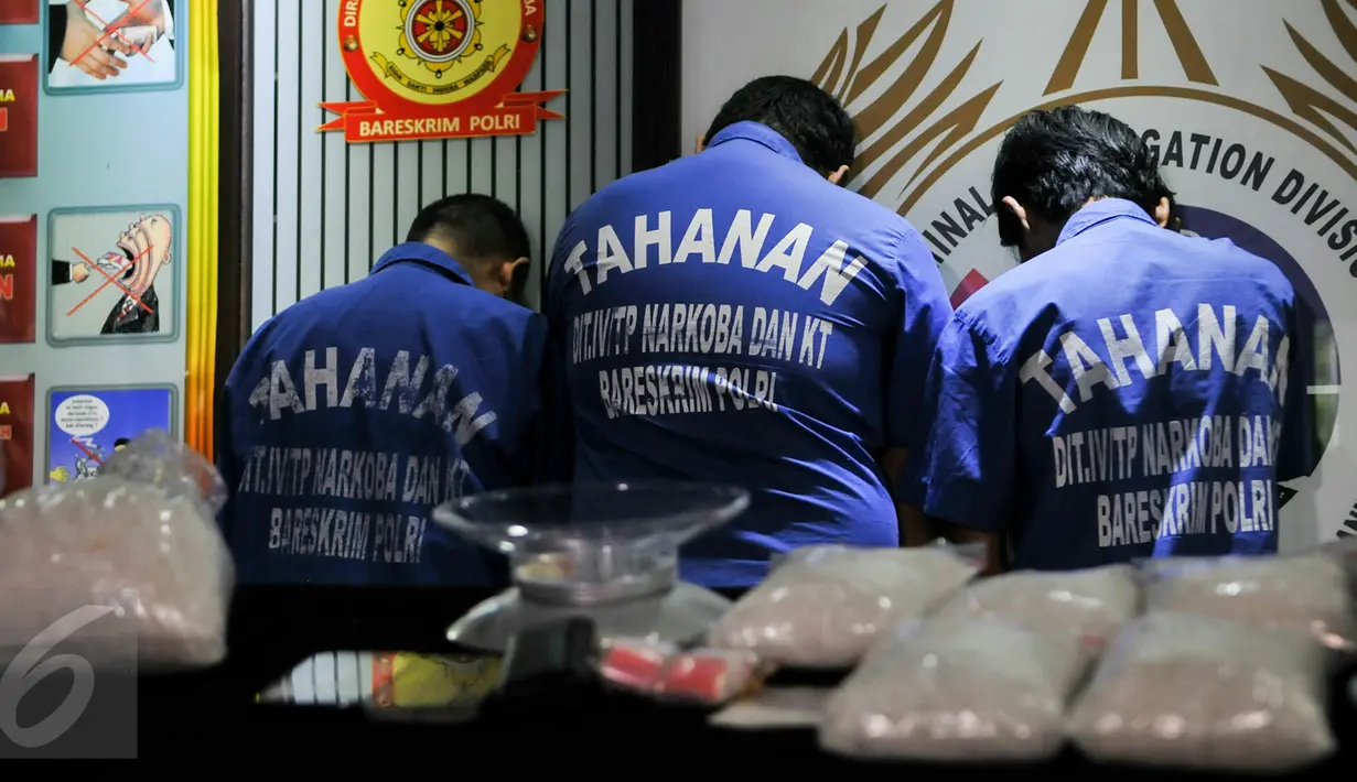 Tersangka sindikat narkotika Internasional dihadirkan saat rilis di kantor Dirtipid Narkoba Bareskrim Polri, Jakarta, (18/3). Polisi berhasil ungkap sindikat narkotika jaringan Malaysia-Indonesia dengan bukti 11kg shabu. (Liputan6.com/Yoppy Renato)