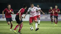 Striker Indonesia, Alberto Goncalves, menendang bola saat pertandingan melawan Laos pada laga Asian Games di Stadion Patriot, Jawa Barat, Jumat (17/8/2018). Indonesia menang 3-0 atas Laos. (Bola.com/Vitalis Yogi Trisna)