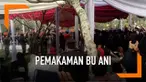 Jenazah Ani Yudhoyono dikebumikan di TMP Kalibata, Jakarta Selatan. Suasana pemakaman berlangsung dalam prosesi militer, dan dipimpin oleh Presiden Joko Widodo.