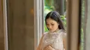 Setelah melakukan maternity shoot di Bali, Jessica juga melakukannya di Paris. Menunjukkan baby bumpnya, Jessica mengenakan dress super cantik tanpa lengan, berwarna putih. [Foto: Instagram/jessicatanoe]