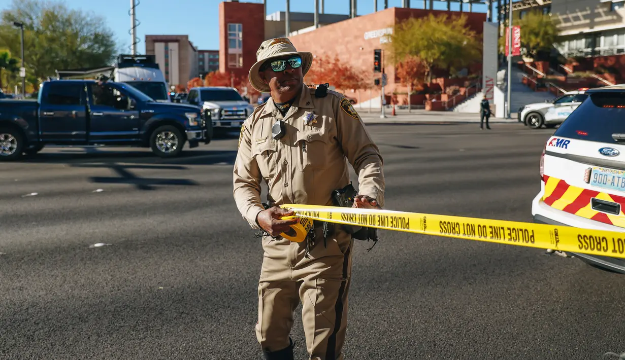 Kemudian Polisi Las Vegas menulis di platform yang sama bahwa tersangka telah ditemukan dan tewas sekitar 40 menit setelah peringatan awal dipasang. (Madeline Carter/Las Vegas Review-Journal via AP)
