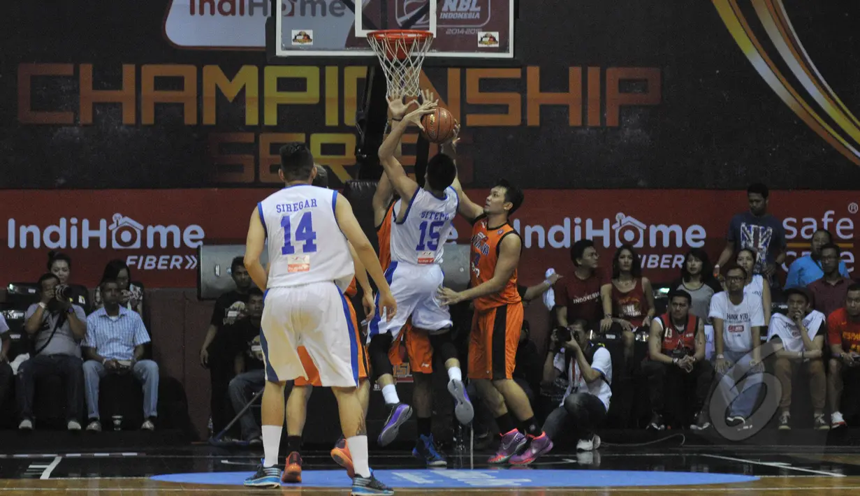 Pemain Satria Muda Britama, Christian Sitepu berusaha memasukkan bola ke ring saat melawan Pelita Jaya Energi-MP pada laga NBL Championship, Jakarta, Minggu (10/5). Satria Muda Britama unggul 62-54 atas Pelita Jaya Energi-MP (Liputan6.com/Herman Zakharia)