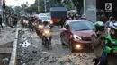 Kendaraan melintasi jalan di sekitar Stasiun Palmerah, Jakarta Barat, Senin (30/9/2019). Jalur di kawasan itu telah dibuka, namun kendaraan harus berhati-hati karena banyaknya batu sisa bentrokan massa di belakang gedung DPR yang berakhir ricuh. (Liputan6.com/Angga Yuniar)