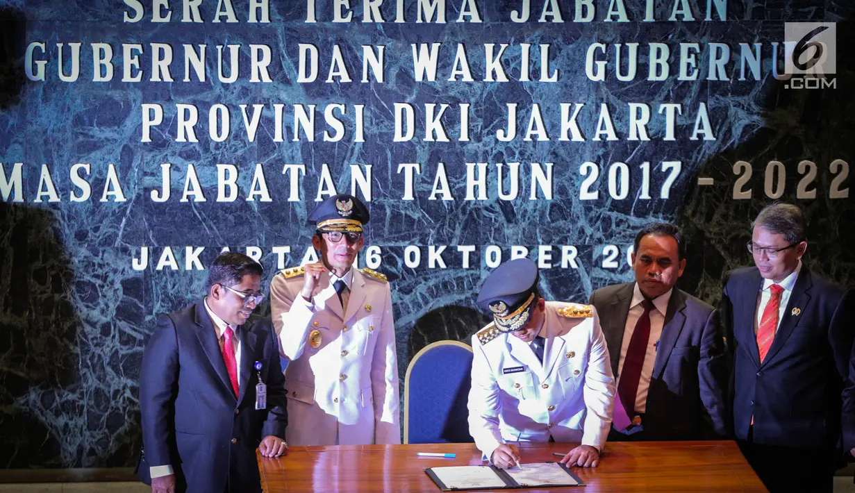 Gubernur dan Wagub DKI Jakarta, Anies Baswedan dan Sandiaga Uno menandatangani sertijab di Balai Kota, Jakarta, Senin (16/10). Anies-Sandi resmi menjadi Gubernur dan Wakil Gubernur DKI Jakarta periode 2017-2022. (Liputan6.com/Faizal Fanani)
