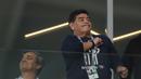 Ekspresi Diego Maradona menyapa fans saat mendukung Argentina melawan Islandia pada laga grup D Piala Dunia 2018 di Spartak Stadium, Moskow (16/6/2018). Argentina hanya bermain imbang 1-1. (AP/Ricardo Mazalan)