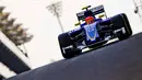 Felipe Nasr dari Sauber F1 Team membuat catatan waktu 1 menit 26,053 detik pada sesi pertama hari ke-4 tes pramusim di Sirkuit Catalunya, Barcelona, Spanyol, Kamis (25/2/2016). (EPA/Srdjan Suki)