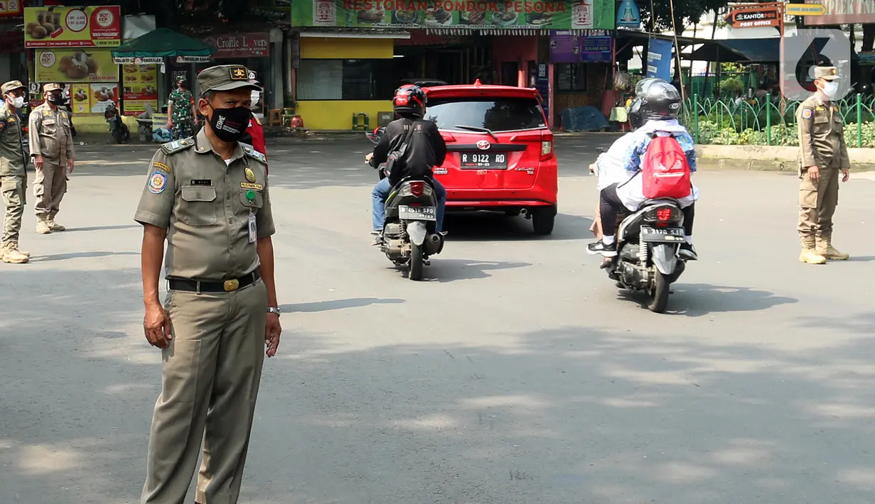 Petugas Satpol PP melakukan operasi tertib masker dalam rangka penerapan protokol kesehatan COVID-19 di Jalan Fatmawati, Jakarta, Kamis (10/3/2022). Pelanggar disanksi kerja sosial menyapu jalan atau denda Rp 250 ribu dan menandatangani surat pernyataan tak mengulangi. (merdeka.com/Arie Basuki)