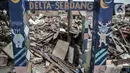 Gapura berdiri di antara reruntuhan rumah di Delta Serdang, Kemayoran, Jakarta, Rabu (4/11/2020). Penggusuran dilakukan sejak akhir Oktober dengan uang kompensasi bagi warga terdampak sebesar Rp 24-30 juta per meter persegi tergantung luas lahan dan jenis bangunan. (merdeka.com/Iqbal S Nugroho)