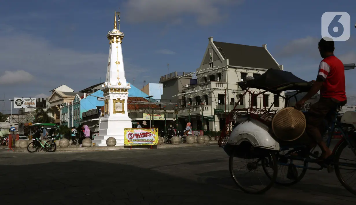 Pengemudi becak melintas di perempatan Tugu Pal Putih Yogyakarta, Sabtu (26/12/2020). Tugu yang dulunya bernama tugu Golong Gilig ini memiliki sejarah panjang dan menjadi salah satu keistimewaan kota Yogya ini terlihat rapi dan ramai dikunjungi wisatawan. (Liputan6.com/Helmi Fithriansyah)