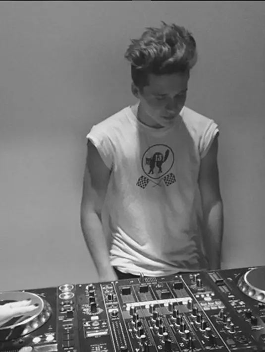 Brooklyn pun tertarik terjun ke dunia Disc Jokey atau biasa disebut dengan Dj. (via instagram@brooklyn/Bintang.com)