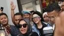 Penyanyi Syahrini didampingi pengacara kondang Hotman Paris Hutapea tibanya di Pengadilan Negeri Depok, Senin (2/4). Syahrini dipanggil ke persidangan karena masuk dalam surat dakwaan tiga terdakwa bos First Travel (Liputan6.com/Herman Zakharia)