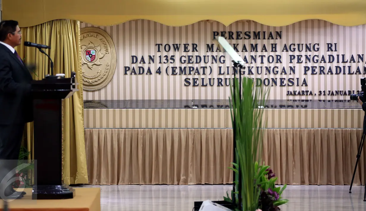 Ketua Mahkamah Agung RI Hatta Ali memberikan kata sambutan pada acara Peresmian Tower Mahkamah Agung RI dan 135 Pengadilan se-Indonesia secara simbolis di Gedung Mahkamah Agung, Jakarta, Selasa (31/01). (Liputan6.com/Johan Tallo)