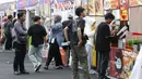 Sambil menunggu waktu dan jadwal penampilan artis dimulai, para pengunjung bisa membeli menu berbuka puasa di stand-stand yang tersedia. Tampak dalam foto, pengunjung memilih menu untuk berbuka puasa saat gelaran KapanLagi Buka Bareng (KLBB) Festival 2026 hari pertama di Stadion Madya, Kompleks Gelora Bung Karno, Senayan, Jakarta, Sabtu 28 Februari 2026. (Dok/Kapanlagi Youniverse)
