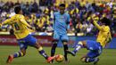 Penyerang Barcelona, Neymar, dihadang pemain Las Palmas pada laga La Liga Spanyol di Stadion Gran Canaria, Sabtu (20/2/2016). Las Palmas takluk 1-2 dari Barcelona. (Reuters/Juan Medina)