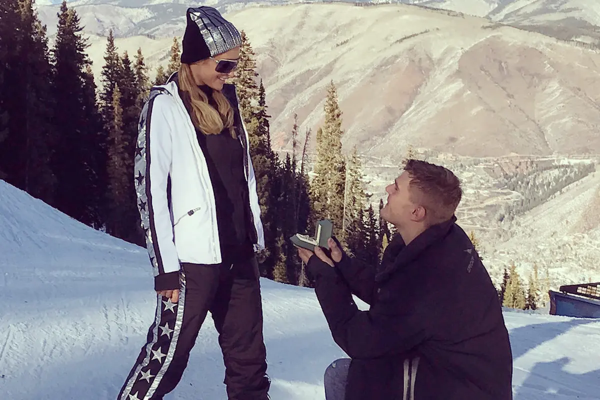 [Bintang] Paris Hilton - Chris Zylka