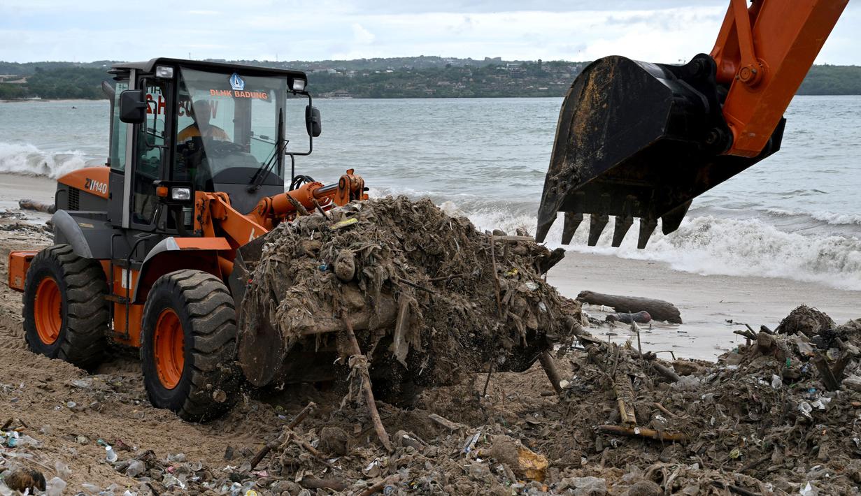 DLHK Badung terus berupaya untuk mengangkut seluruh sampah di seluruh pantai di daerah Kabupaten Badung, Bali. (SONNY TUMBELAKA/AFP)