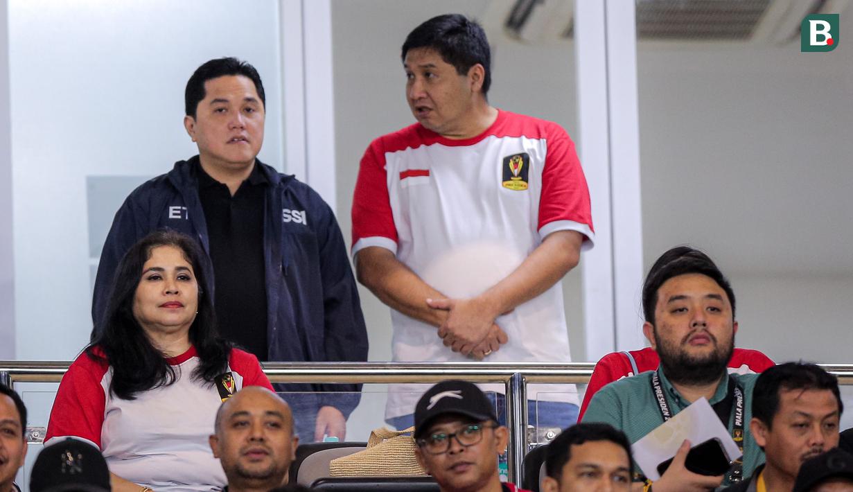 <p>Ketua Steering Committee (SC) Piala Presiden 2024, Maruarar Sirait (kanan) berbincang dengan Ketua Umum PSSI, Erick Thohir sebelum dimulainya laga final Piala Presiden 2024 antara Borneo FC menghadapi Arema FC di Stadion Manahan, Solo, Minggu (4/8/2024). (Bola.com/Bagaskara Lazuardi)</p>