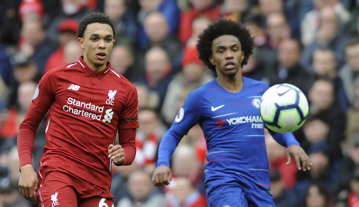 Bek Liverpool, Trent Alexander-Arnold, berebut bola dengan gelandang Chelsea, Willian, pada laga Premier League di Stadion Anfield, Minggu (14/4). Liverpool menang 2-0 atas Chelsea. (AP/Rui Vieira)