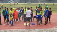 Kas Hartadi memimpin seleksi Kalteng Putra FC di Stadion Sriwedari, Solo, Senin (30/1/2017). (Bola.com/Romi Syahputra)