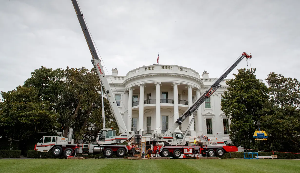 Kendaraan alat berat berada di depan Gedung Putih selama proses renovasi di Washington, 11 Agustus 2017. Menurut General Services Administration Gedung Putih, renovasi ini menelan biaya sekitar Rp 45 miliar. (AP Photo/J. Scott Applewhite)