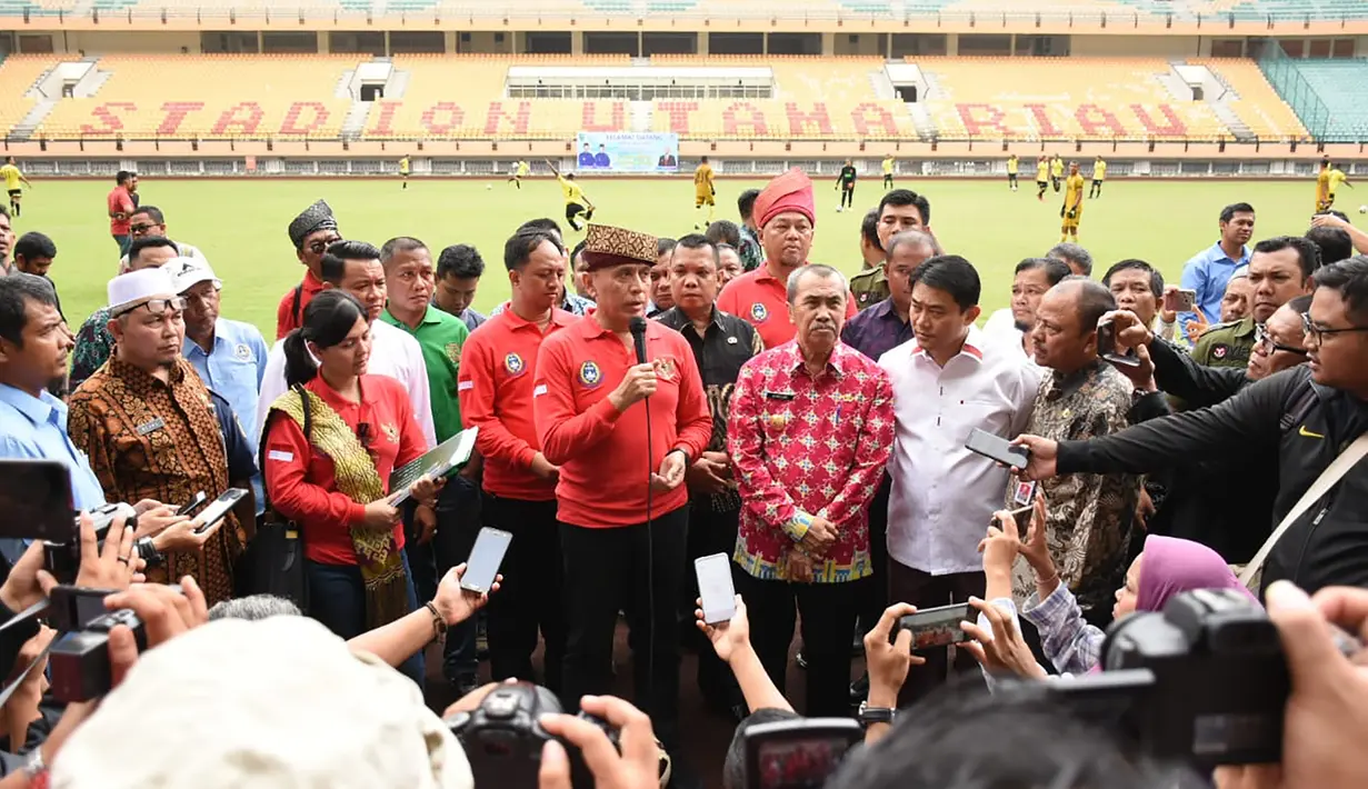 Ketum PSSI, Mochamad Iriawan, memberi keterangan saat berkunjung ke Stadion Utama Riau, Pekanbaru, Kamis (13/2). Stadion ini menjadi satu dari sebelas stadion yang dinominasikan sebagai tuan rumah Piala Dunia U-20 2021. (Dok PSSI)