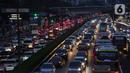 <p>Kendaraan terjebak kemacetan di Pancoran, Jakarta, Kamis (21/4/2022). Kemacetan tersebut dikarenakan banyaknya (peningkatan volume) kendaraan di jalan di sekitar jam berbuka puasa. (Liputan6.com/Johan Tallo)</p>