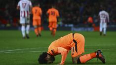 Gelandang Liverpool, Mohamed Salah, sujud merayakan gol yang dicetaknya ke gawang Stoke pada laga Premier League di Stadion Bet365, Stoke-on-Trent, Rabu (29/11/2017). Stoke kalah 0-3 dari Liverpool. (AFP/Geoff Caddick)