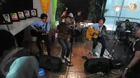 Lagu-lagu andalan mereka berhasil membuat para Masivers terhanyut dan larut dalam suasana yang penuh keakraban itu (Liputan6.com/Herman Zakharia).