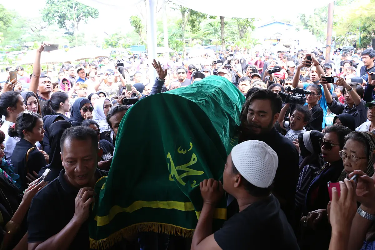 [Bintang] Pemakaman Didi Petet