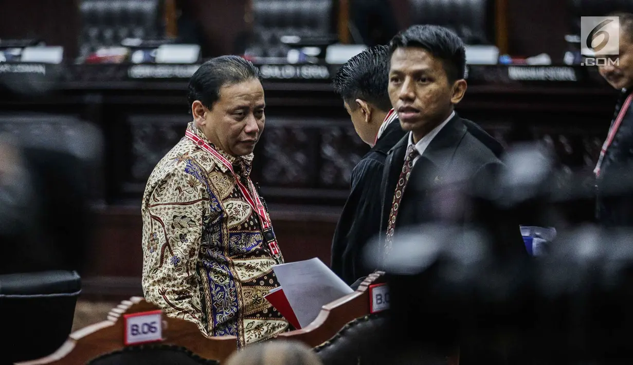 Ketua Bawaslu Abhan (kiri) bersiap menjalani sidang lanjutan sengketa Pilpres 2019 di Gedung MK, Jakarta, Kamis (20/6/2019). Agenda sidang kali ini adalah mendengarkan keterangan saksi dan ahli dari pihak termohon Komisi Pemilihan Umum (KPU). (Liputan6.com/Faizal Fanani)