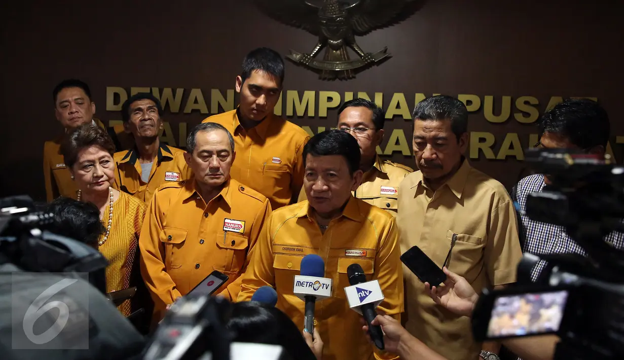 Pelaksana harian Ketua Umum DPP Partai Hanura Chaeruddin Ismail menjawab pertanyaan wartawan usai menggelar konferensi pers di kantor DPP Partai Hanura, Jakarta, Kamis (10/11). (Liputan6.com/Johan Tallo)