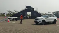 PT Wahana Auto Ekamarga (WAE) selaku distributor resmi Jaguar Land Rover (JLR) di Indonesia menggelar program driving experience global untuk pertama kalinya di Tanah Air. (Septian/Liputan6.com)