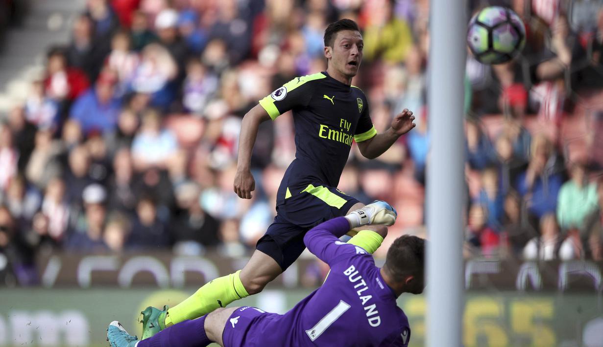 Gelandang Arsenal, Mezut Ozil,  mencetak gol ke gawang Stoke City pada pertandingan pekan ke-37 Premier League, di Stadion Bet 365, Sabtu (13/5/2017). Arsenal menang dengan skor 4-1. (AP /Nick Potts)