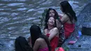 Wanita Hindu Nepal usai mandi suci di sungai Bagmati selama festival Rishi Panchami di Kathmandu (3/9/2019). Dalam festival Rishi Panchami, wanita yang belum menikah menginginkan suami yang tampan dan menikah dengan bahagia. (AFP Photo/Prakash Mathema)