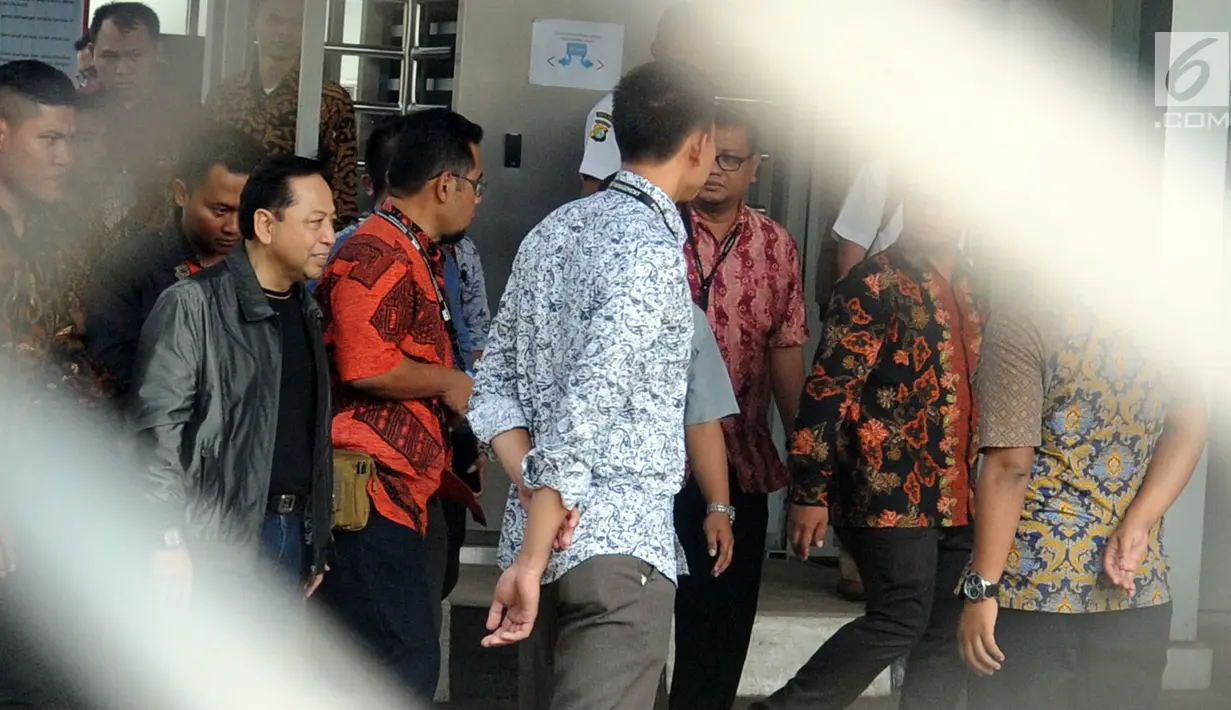 Terpidana kasus korupsi proyek KTP elektronik (E-KTP), Setya Novanto berjalan menuju mobil tahanan dari Rutan KPK, Jakarta, Jumat (4/5). Jelang eksekusi ke Lapas Sukamiskin, Bandung, Setya Novanto tampak semringah. (Merdeka.com/Dwi Narwoko)