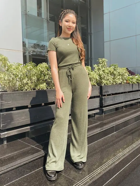 Penampilan santai Tiara Andini dengan loungewear set dengan material ribbed warna army ini akan memberikanmu kenyamanan dalam aktivitas sehari-hari. Agar makin stylish, tambahkan sepatu platform dan aksesori di rambutmu. (Instagram/tiaraandini).