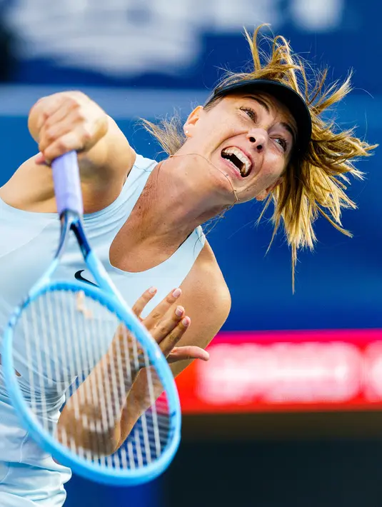 Maria Sharapova memukul bola saat melawan Anett Kontaveit dalam putaran pertama turnamen tenis putri Piala Rogers di Toronto, Kanada, Senin (5/8/2019). Anett menaklukkan Sharapova dengan skor 4-6, 6-3, dan 6-4. (Mark Blinch/The Canadian Press via AP)