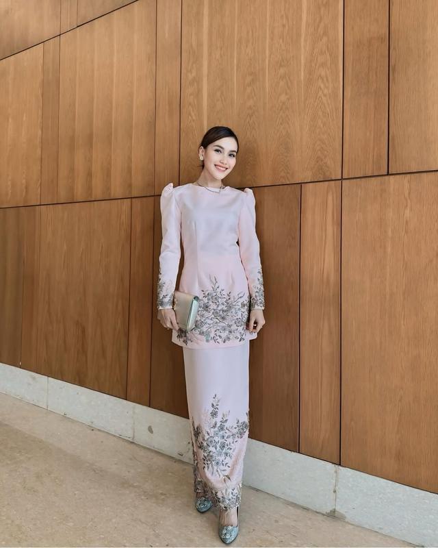 Potret Full Body Ayu, Penampilan Kalem dengan Sentuhan Mewah