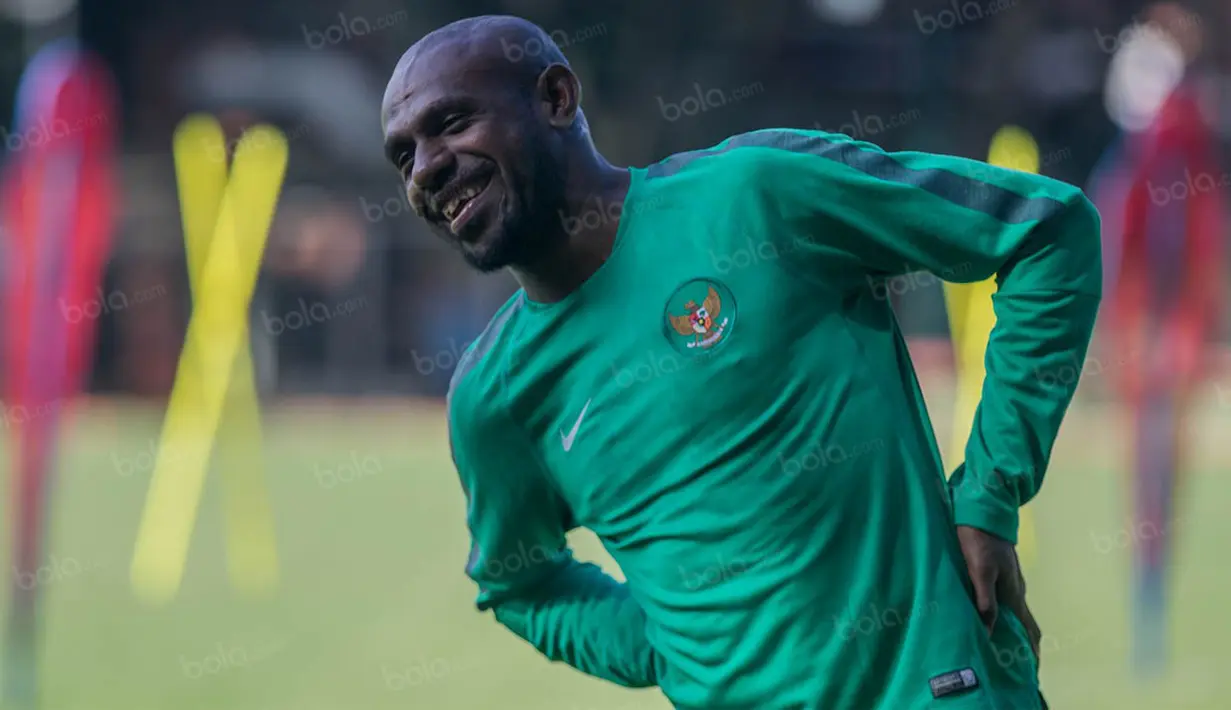 Boaz Solossa berlatih bersama timnas Indonesia di Lapangan Sekolah Pelita Harapan, Banten, Sabtu (29/10/2016). Latihan ini digelar untuk persiapan jelang Piala AFF, November mendatang. (Bola.com/Vitalis Yogi Trisna)  