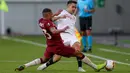 Pemain AS Roma, Bruno Peres berebut bola dengan bek Sevilla, Sergio Reguilon pada babak 16 besar Liga Europa di Stadion Schauinsland-Reisen-Arena, Kamis (6/8/2020). Sevilla lolos ke perempat final setelah mengandaskan AS Roma dengan skor 2-0. (Friedemann Vogel/Pool Photo via AP)
