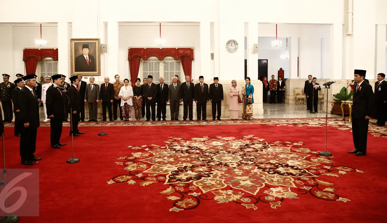 Presiden Jokowi (kanan) melantik 10 Dubes Luar Biasa dan Berkuasa Penuh (LBBP) RI di Istana Negara, Jakarta, Kamis (25/2). 10 Dubes LBBP tersebut akan mewakili pemerintah Indonesia di berbagai negara sahabat. (Liputan6.com/Faizal Fanani)
