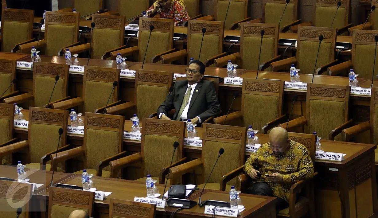 Anggota Dewan saat menghadiri Sidang Paripurna DPR di Gedung DPR, Jakarta, Selasa (15/3/2016). DPR mengesahkan RUU tentang Perlindungan, Pemberdayaan Nelayan, Pembudidayaan Ikan, dan Petambak Garam menjadi Undang-Undang. (Liputan6.com/Johan Tallo)