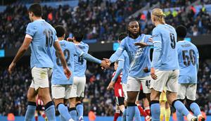 Para pemain Man City merayakan gol yang dicetak Antoine Semenyo ke gawang Exeter City pada lanjutan Piala FA, Sabtu malam WIB (10/1/2026). (Oli SCARFF / AFP)